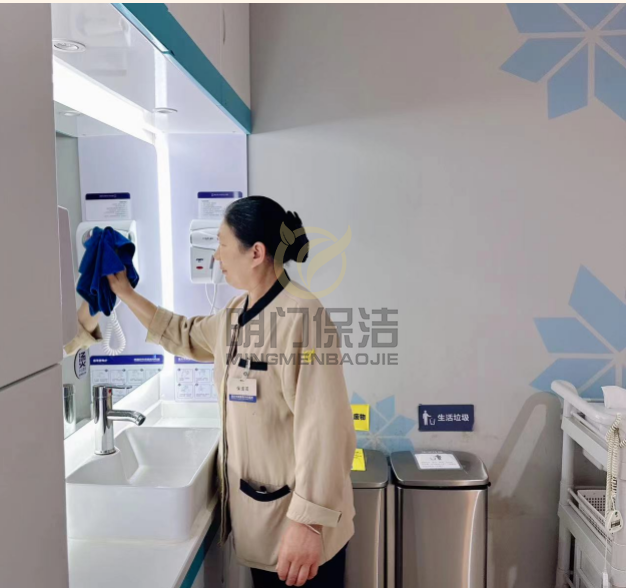 为啥现在保洁都外包？因为保洁公司专业吗？